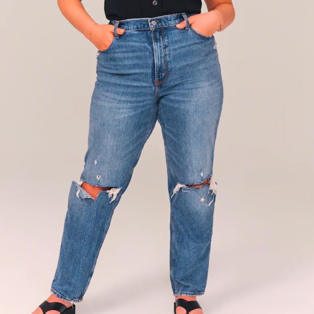 Abercrombie Ultra High Rise Straight Ripped Jeans 👖 💙